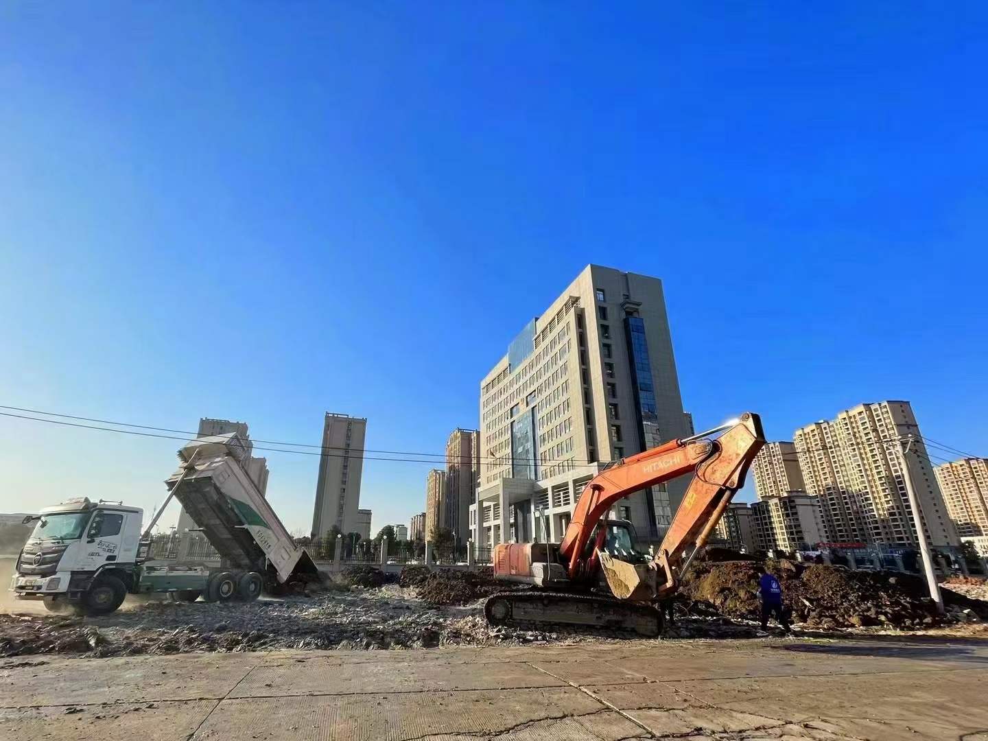 豪家集團承建的政務花園項目、污水管網項目、CBD公園項目施工中